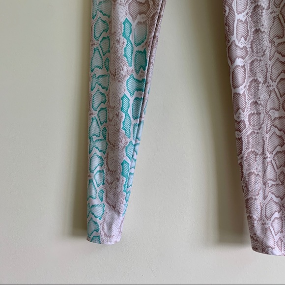 Onzie High Rise Graphic Yoga Legging Opal Viper - Picture 4 of 4